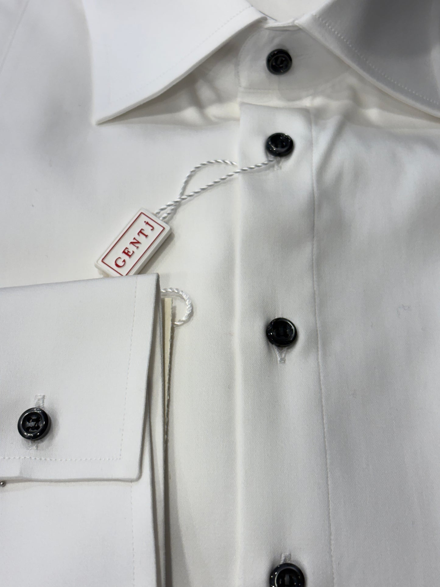 Camicia elegante con “sparato” e bottoni neri METÁ PREZZO