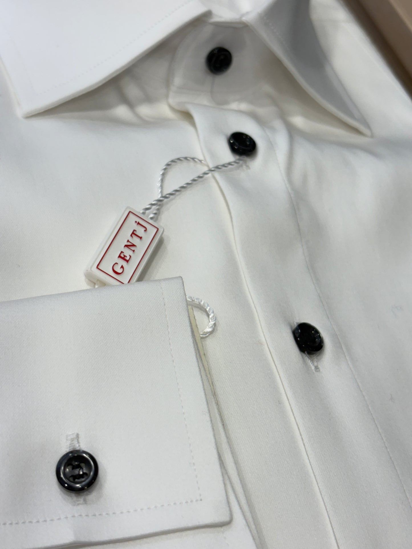 Camicia elegante con “sparato” e bottoni neri METÁ PREZZO